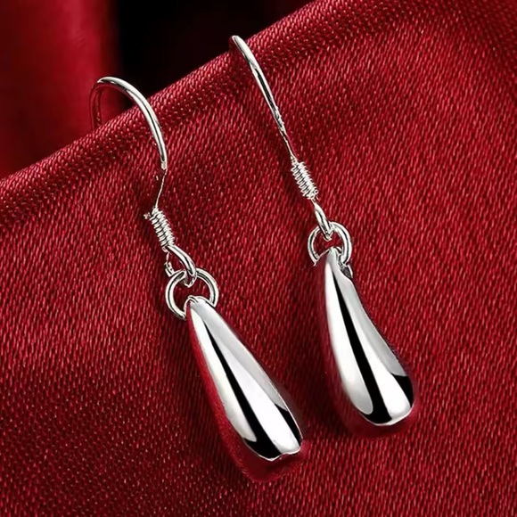 Jewelry - Silver Teardrop Minimalist Earrings